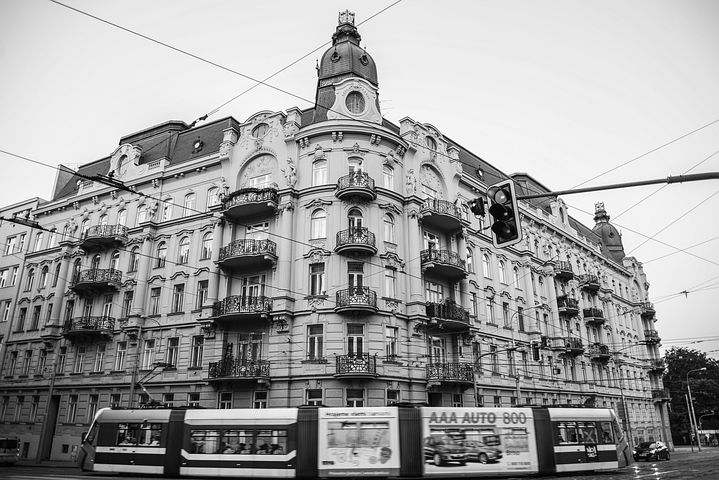 Nájemné v opravených obecních bytech se zvyšuje, některé domy město prodá soukromníkům