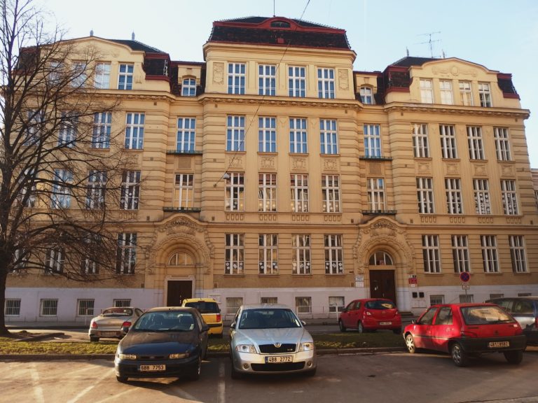 Segregované školství? Možná by pomohlo zrušit základní školu na Křenové